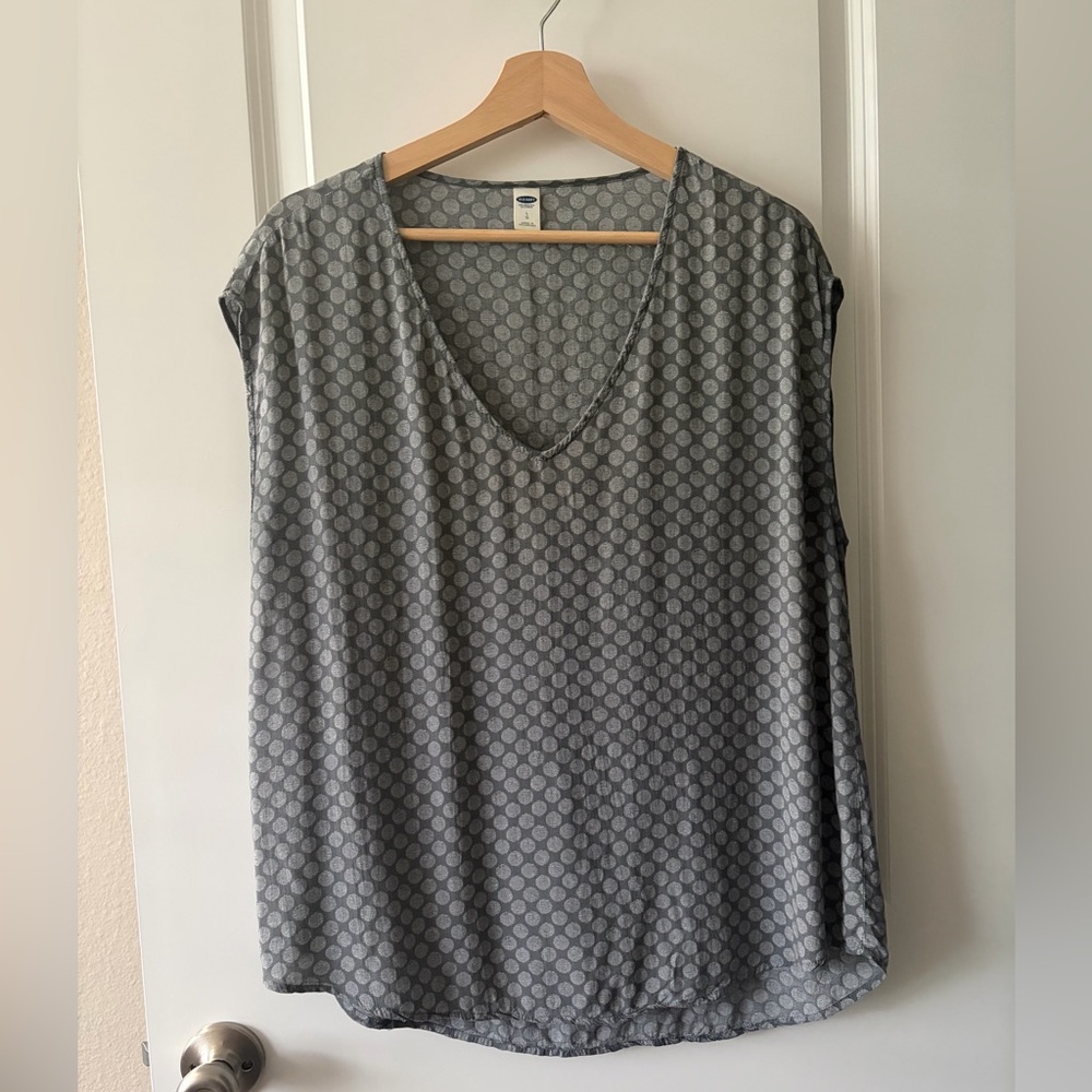 Old Navy Gray Dot Print Sleeveless Blouse